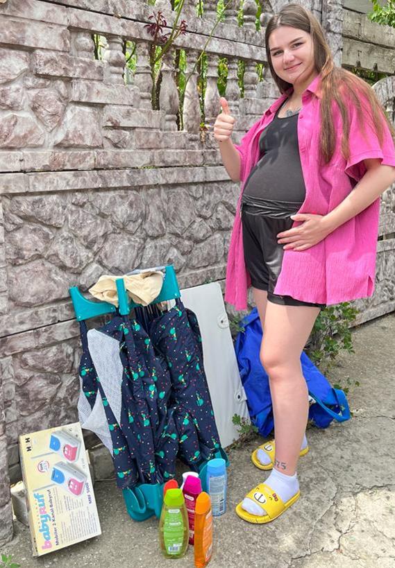 Schwangere zeigt einen Daumen hoch und bedankt sich für Spenden aus Haltern. Schwangere zeigt einen Daumen hoch und bedankt sich für Spenden aus Haltern.