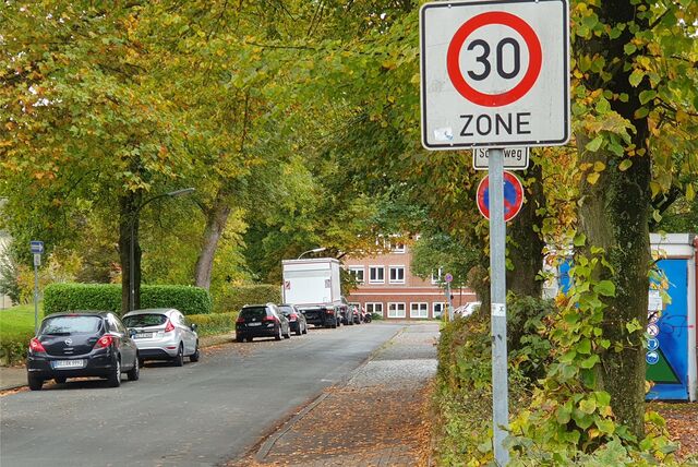 Ein Zone-30-Schild in einer Straße.
