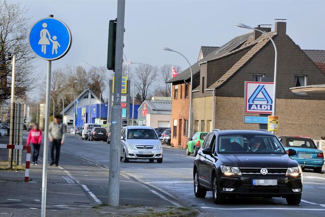Fußgänger und Autofahrer auf der Recklinghäuser Straße