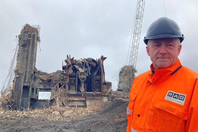 Robert Bures vor den Überresten des Stahlbetonturms.