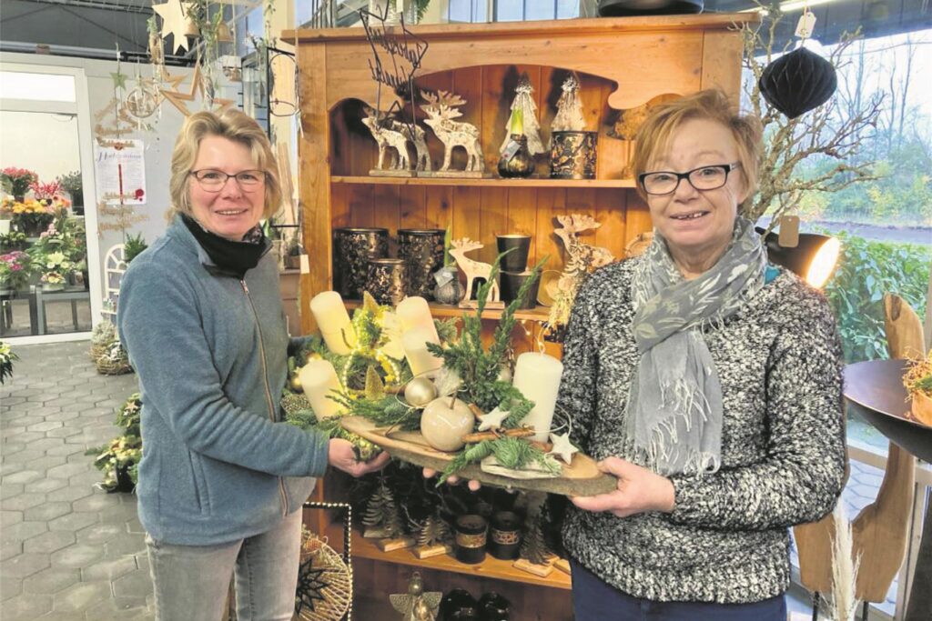 Susanne Luthe (l.) und ihre langjährige Mitarbeiterin Martine Beckmann mit Adventsgestecken.