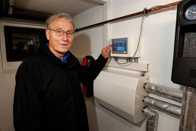 Hans-Uwe Wilhelm mit seiner neuen Wärmepumpe, die er sich nun nach dem Betrugsfall von einem seriösen Handwerker installieren ließ. „Nun bin ich für die Zukunft gerüstet!“