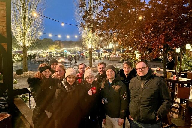 Besucher auf dem Lichterweihnachtsmarkt im Fredenbaumpark.
