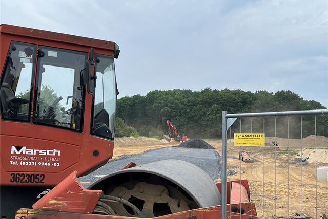Bagger vor einer sandigen Fläche