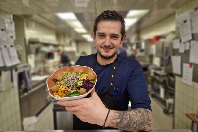 Küchenchef Sascha Möller ist Erfinder des „grünen Schüsselkens“ bei Overkamp. Es ist eine sogenannte Bowl, der aktuelle Hit für gesunde und leckere Küche. Sie variiert je nach Jahreszeit und enthält möglichst viele unverarbeitete Zutaten. Diese hat als Krönung Falafel-Bällchen.