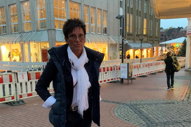 Gabriela Reffelmann steht vor der Baustelle Am Markt.