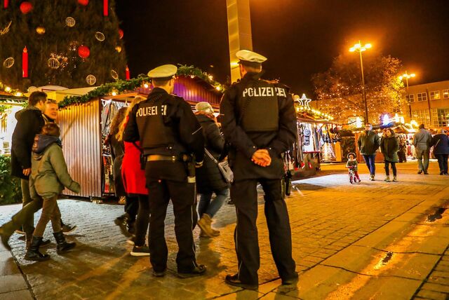 Polizisten auf dem Weihnachtsmarkt in Dortmund