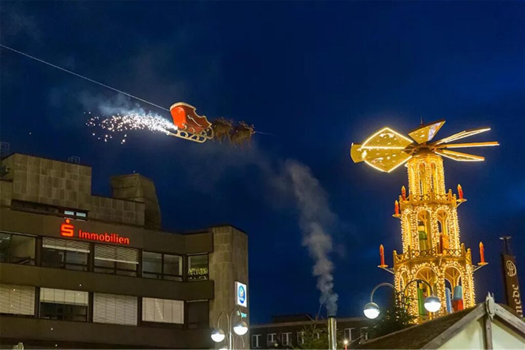 Der Weihnachtsmann fliegt über die Bochumer Innenstadt. Der Weihnachtsmann fliegt über die Bochumer Innenstadt.