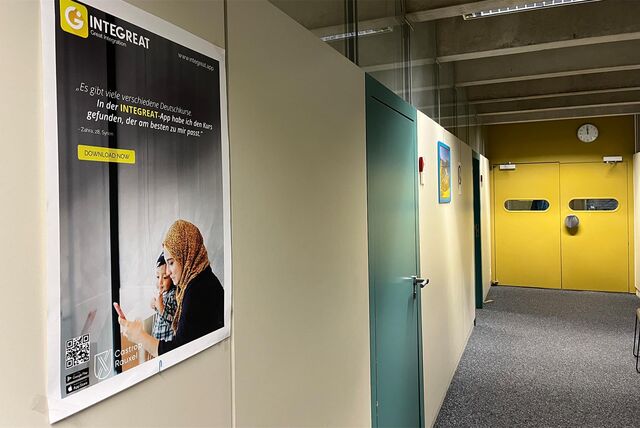 Flur im Rathaus Castrop-Rauxel mit einem Plakat zum Thema Integration.