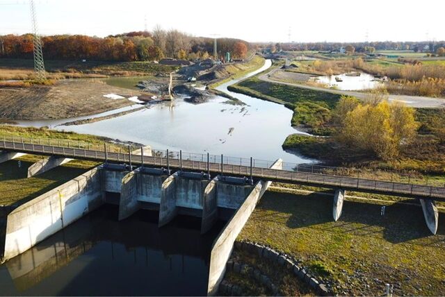 Das Hochwasserrückhaltebecken in Ickern / Mengede wird umgebaut. Die Emscher wird von der A45 kommend künftig nicht mehr gerade, sondern in Schlängeln geführt und damit ökologisch aufgewertet. Bauarbeiter baggern Dämme ab und vergrößern auch die Kapazität der Rückhaltebecken zum Hochwasserschutz.