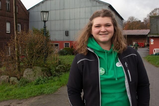 Die Dattelner Ortslandwirtin Christina Schulte-Hubbert vor dem Hof ihrer Familie.
