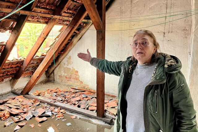 Duscha S. wohnt in dem Mehrfamilienhaus an der Schützenstraße, das an das Haus grenzt, in dem am frühen Freitagmorgen Feuer ausgebrochen war. Sie zeigt Löcher im Dach. Auf dem Dachboden steht das Löschwasser.