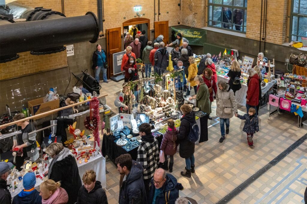 Frauen, Männer und Kinder stehen vor Händlerständen im LWL-Museum Schiffshebewerk Henrichenburg in Waltrop oder gehen daran vorbei. Frauen, Männer und Kinder stehen vor Händlerständen im LWL-Museum Schiffshebewerk Henrichenburg in Waltrop oder gehen daran vorbei.