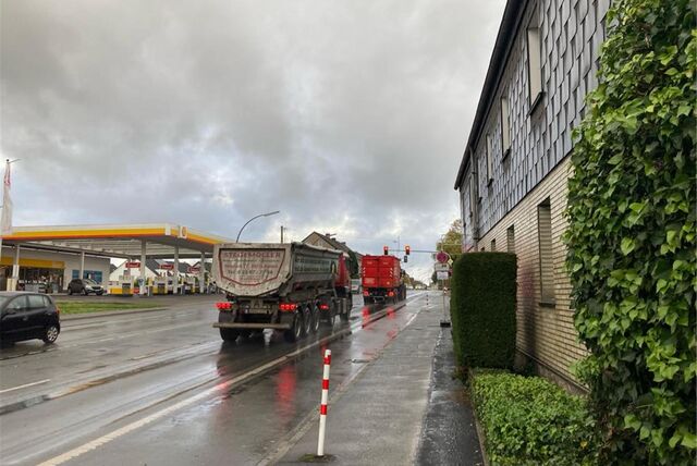 Die Leveringhäuser Straße auf Höhe der Shell-Tankstelle, die von Lkw genutzt wird.