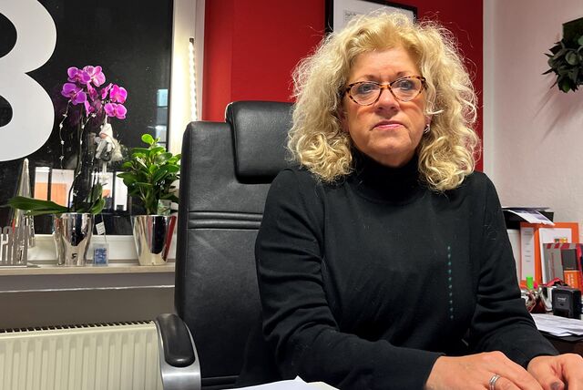 Eine Frau, die am Schreibtisch sitzt.