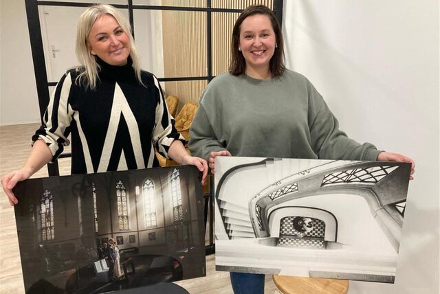 Die Fotografinnen Kerstin Hojka und Melanie Ridder mit zwei Fotografien.