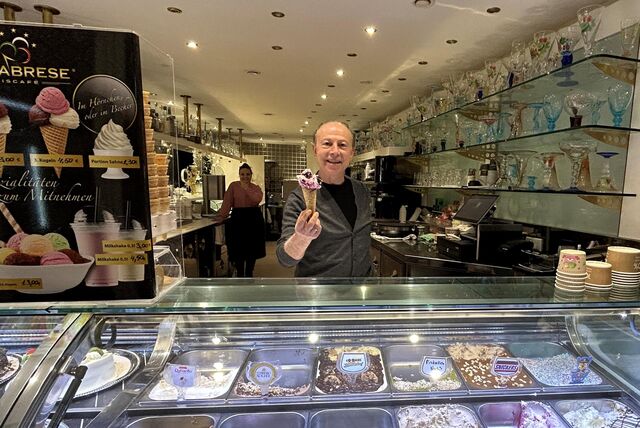 Francesco Calabrese steht in seiner Eisdiele in Recklinghausen hinter der Theke mit den Winter-Sorten und reicht eine Kugel „Joghurt-Amarena-Kirsch“ in der Waffel herüber.