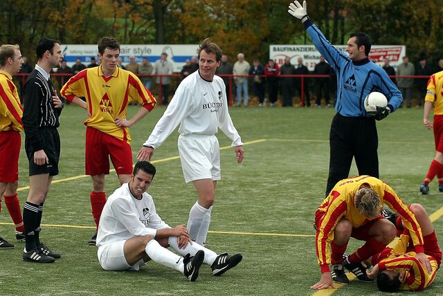 Anfang November 2003 gab der SuS Merklinde mit einer völlig unnötigen 0:4-Niederlage die Bezirksliga-Spitze nach einer Woche wieder an die SG Mengede ab.
