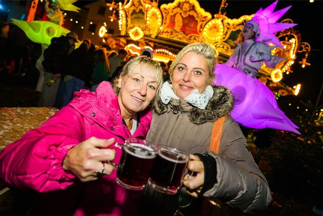 Besucher und Walking-Acts beim Schneeglühen in Recklinghausen