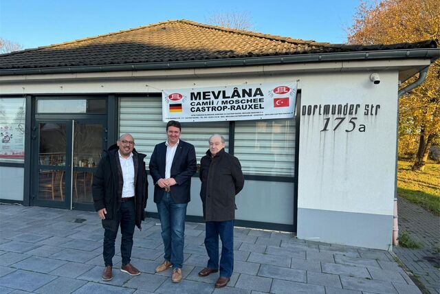 Bürgermeister Rajko Kravanja bei dem Treffen mit Kubilay Corbaci (r.) als Vertreter der muslimischen Gemeinde und Dr. Mark Gutkin, Vorsitzender der jüdischen Gemeinschaft, an der Dortmunder Straße 175a.