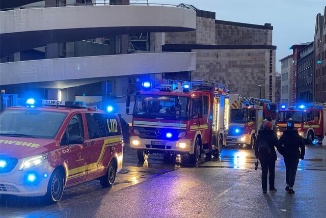 Viele Feuerwehr-Einsatzkräfte waren am Samstag (25.11.) in der Silberstraße zu beobachten.