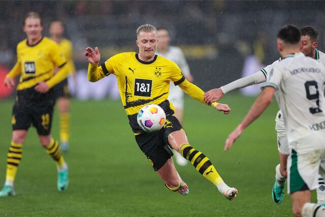 Marco Reus nimmt den Ball an.