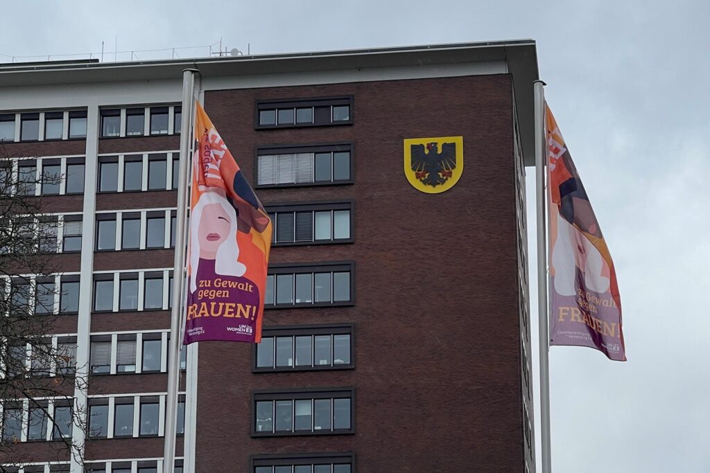 Flaggen wehen vor dem Dortmunder Stadthaus Flaggen wehen vor dem Dortmunder Stadthaus