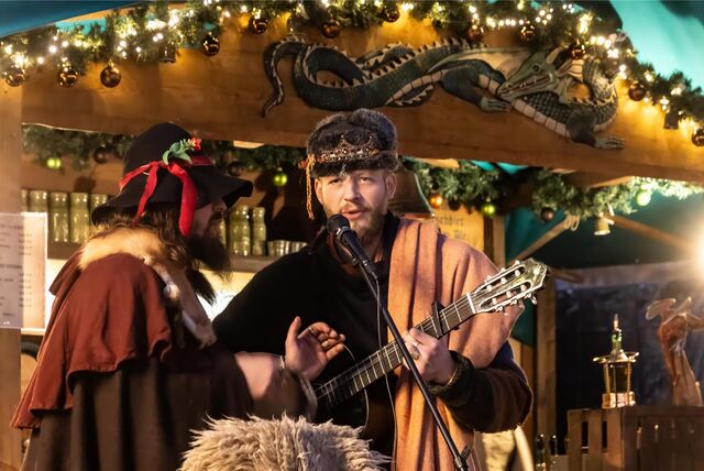Eine Musikgruppe spielt beim Fredenbaum-Weihnachtsmarkt.