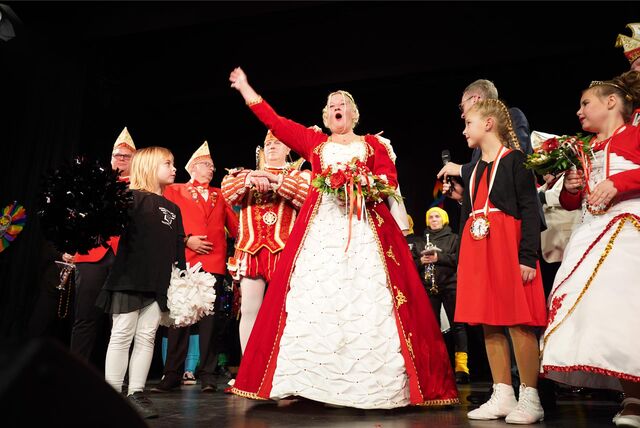 Frau ruft „Hellau!“