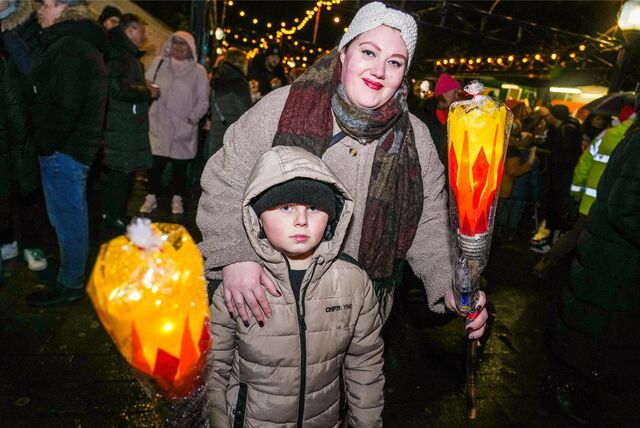 Zwei Besucher des Lichterfests in Recklinghausen-Hochlarmark mit ihren Laternen