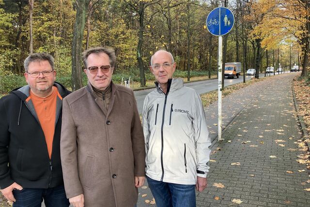 Bestehende Radwege sollten auch dann saniert werden, wenn die Breiten nicht förderfähig sind und Bäume am Rand stehen, fordern (v. l.) Ludger Vortmann, Andreas Hellmons und Heinz Borgmann an der Kampstraße in Drewer.