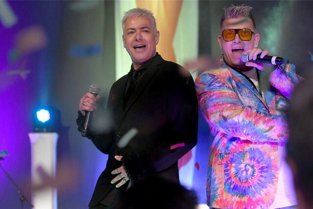 Rund 1000 Gäste feierten ausgelassen bei der diesjährigen 23. Aids-Gala „Tanz unterm Regenbogen“ in der Europahalle in Castrop-Rauxel. Auch die Gastgeber, das Schlageduo „Die Schlössers“, traten auf.