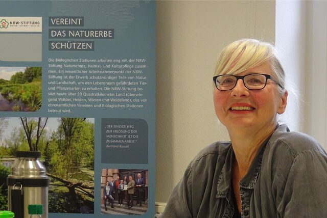 Andrea Hans erklärte bei einem Workshop in der Biologischen Station Lembeck, welche Auswirkungen das Konsumverhalten am „Black Friday“ für die Umwelt hat und wie man dem entgegenwirken kann.