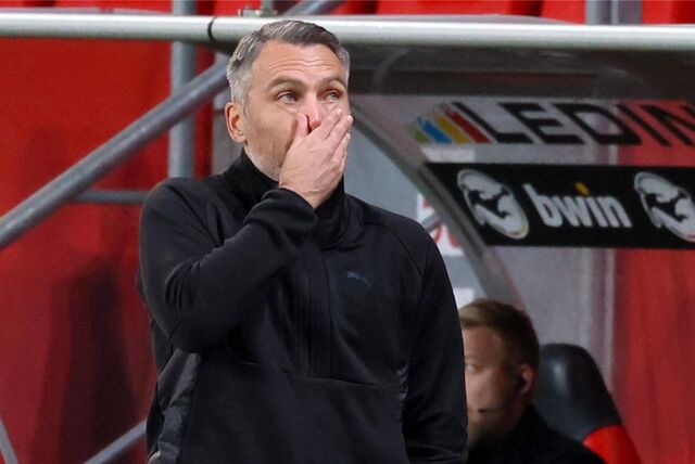 Jan Zimmermann wischt sich mit der rechten Hand durchs Gesicht.