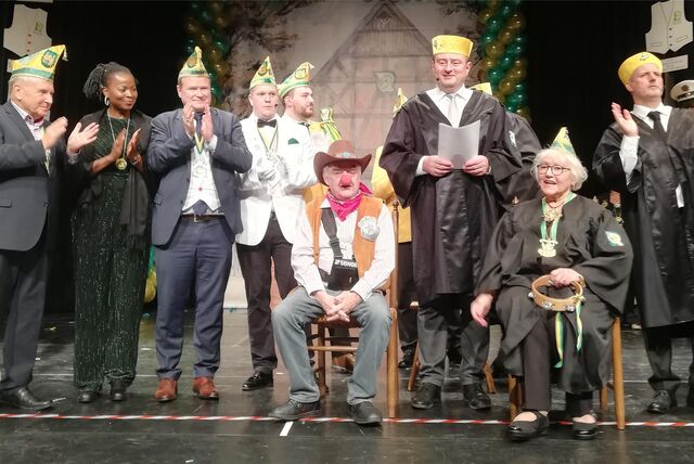 Das Narrengericht in Recklinghausen applaudiert „Marshall“ Herbert Reul mit der roten Pappnase.