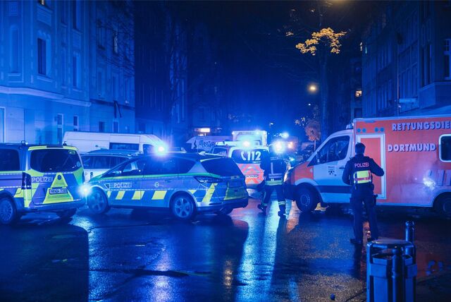 Streifenwagen der Polizei und Rettungsfahrzeuge stehen in der Brunnenstraße in der Dortmunder Nordstadt.