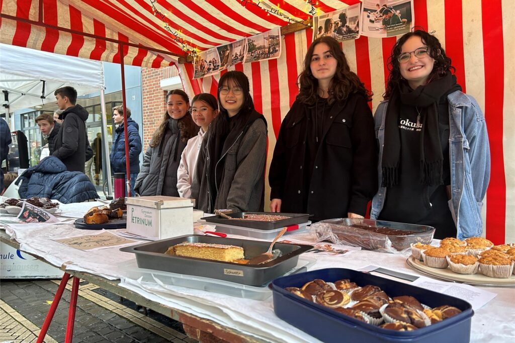 Vereine und Initiativen präsentieren sich am Freitag in der Fußgängerzone an Ständen. Vereine und Initiativen präsentieren sich am Freitag in der Fußgängerzone an Ständen.