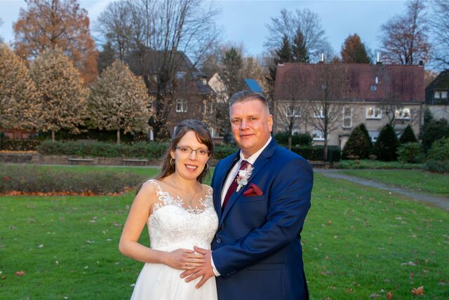 Nathalie (geborene) Gendritzki und Marco Gutounik heirateten im Parkbad Süd. Unsere Fotos entstanden nebenan im Stadtpark.