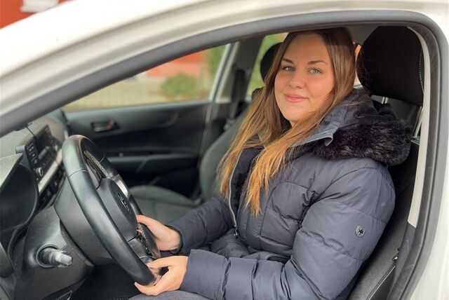Anabel Schröter sitzt im Auto.