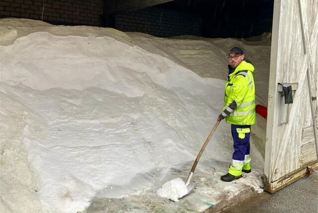 Blick in das Salzlager am Waltroper Betriebshof. Rechts steht Mitarbeiter Philipp Hagn mit einer gefüllten Schaufel.