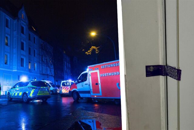 In einem Mehrfamilienhaus an der Brunnenstraße in der Dortmunder Nordstadt ist am Sonntagabend (26.11.) eine Frau getötet worden. Ihr Mann ist tatverdächtig. Die Wohnungstür wurde von der Polizei versiegelt.