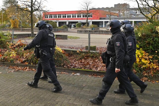 Schwerbewaffnete Polizisten hatten nach der Amokdrohung die Neue Schule Dorsten evakuiert.