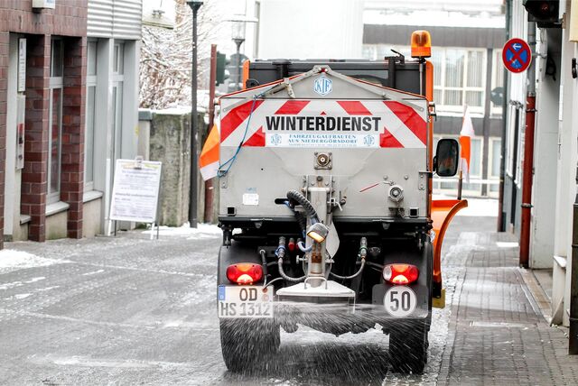 Ein Streufahrzeug fährt durch die Kellerstraße in Recklinghausen.
