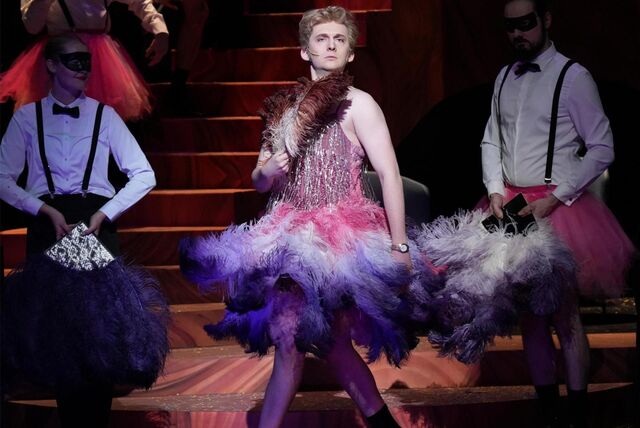 Adam Temple-Smith steht auf der Bühne in der Operette „Nacht in Venedig“