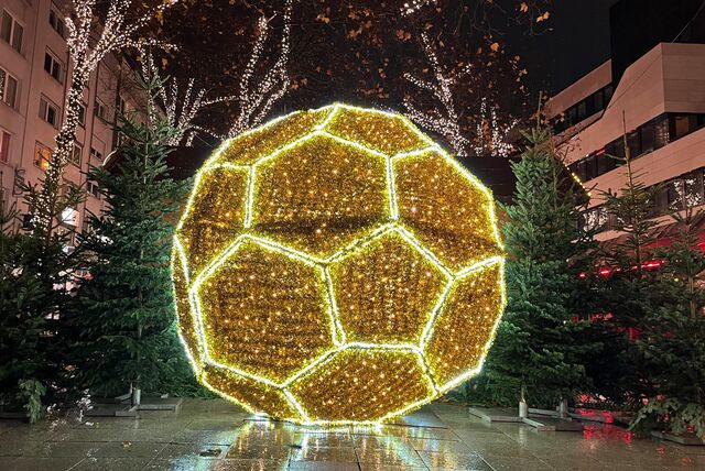 Weihnachtsbaumspitze, Kugel, Fußball – das Dekoelement des Dortmunder Weihnachtsmarkts hat nun seinen Platz in der Kleppingstraße gefunden.