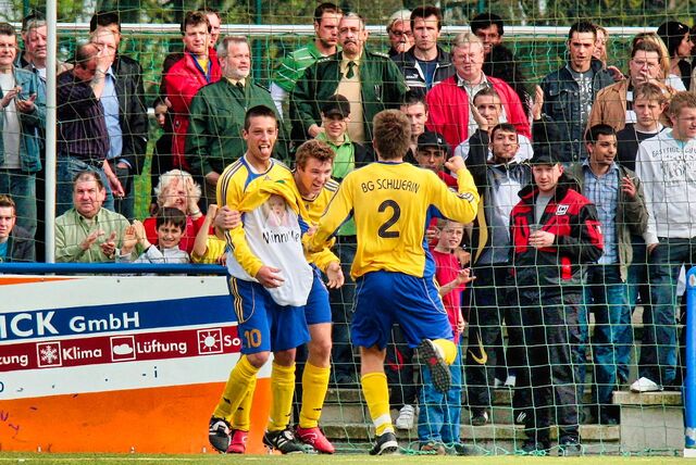 Im April 2008 vergrößerte Bezirksliga-Spitzenreiter Spvg Schwerin durch ein 3:1 mit Torschütze Chris Kasprzak (l) gegen Wacker Obercastrop vor über 1000 Fans den Vorsprung vorentscheidend auf fünf Punkte.