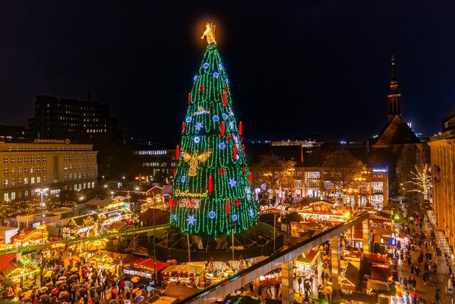 Weihnachtsbaum auf dem Hansaplatz in Dortmund