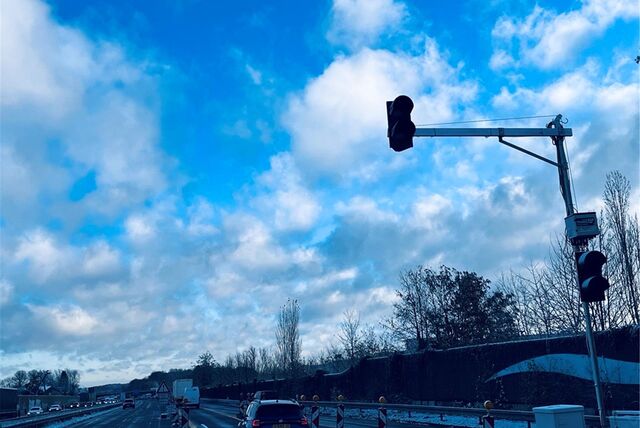Am Anschluss Holzwickede steht eine Signalanlage, die bei Bedarf den Verkehr stoppt. So kann die Feuerwehr zwischen die beiden Fahrspuren gen Unna gelangen, um in Fahrtrichtung Dortmund im Notfall eine Unfallstelle zu erreichen.