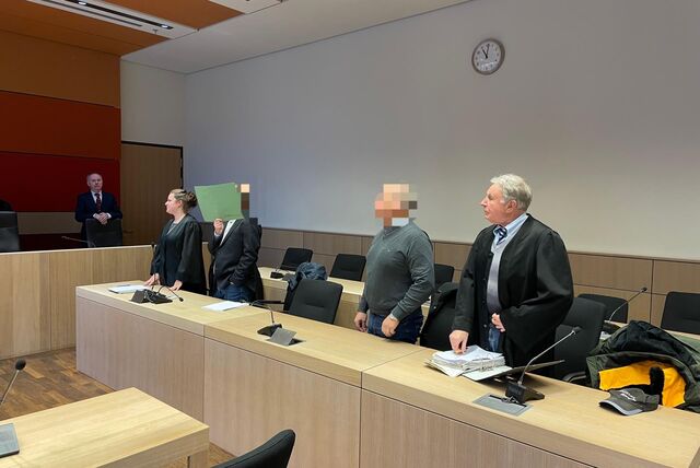 Im Bestechungs-Prozess um Bauaufträge für das Trianel Kohlekraftwerk Lünen (TKL) hat das Bochumer Landgericht gegen einen ehemaligen Leiter beim TKL (3.v.l.) und einen Bauunternehmer (2.v.r.) Gefängnisstrafen verhängt.