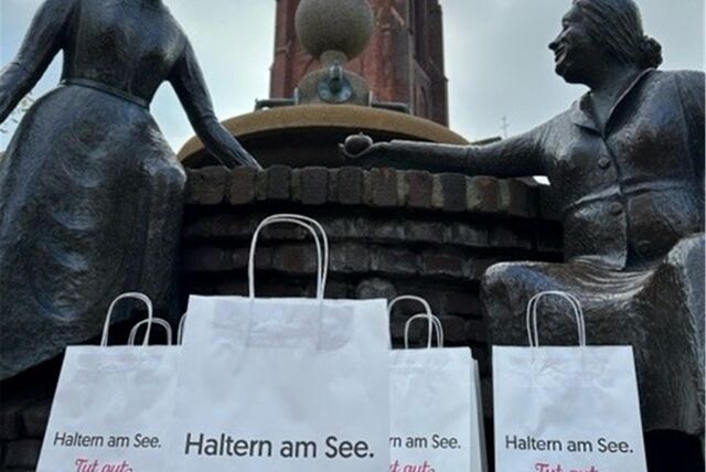Papiertüten am Brunnen.
